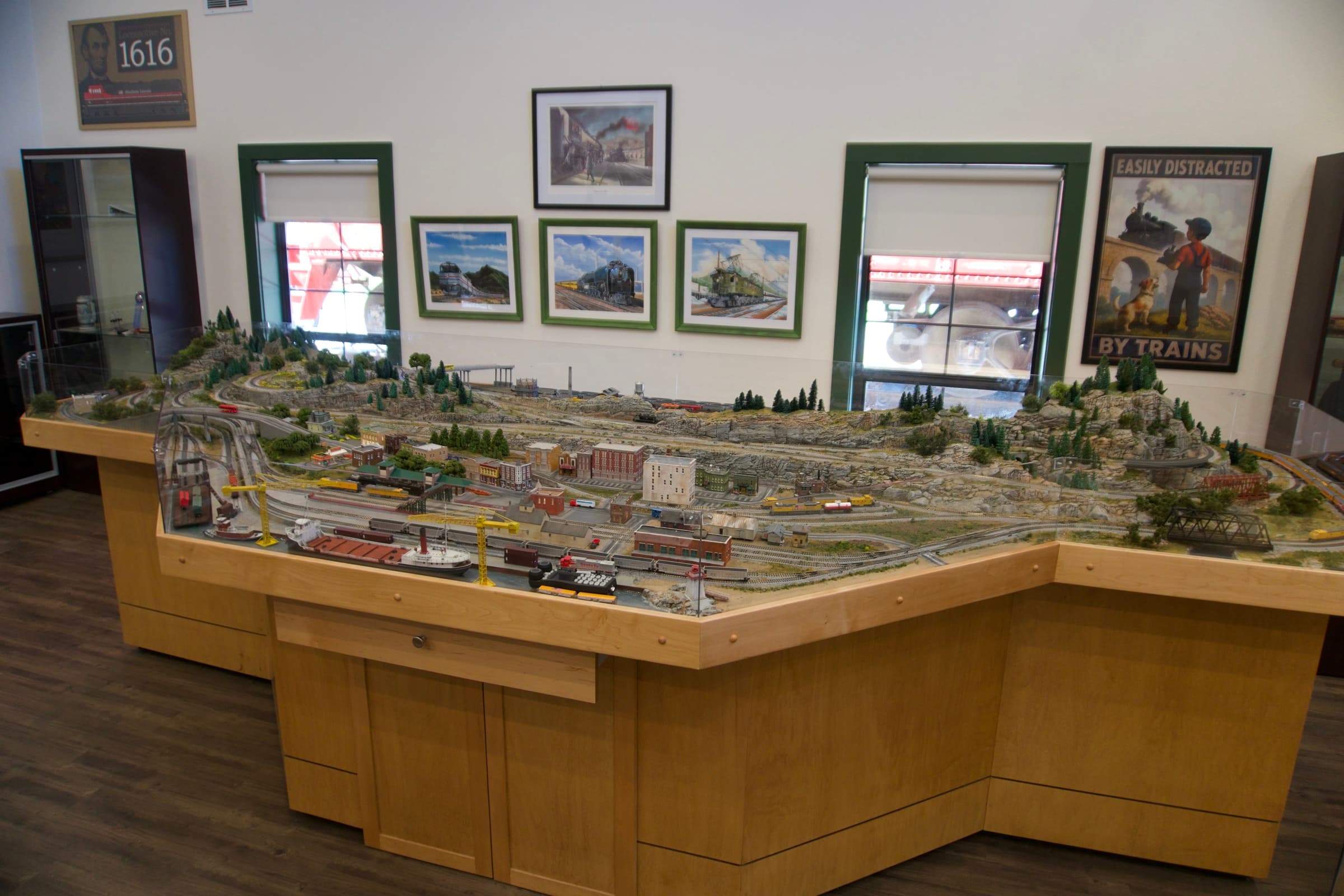 The N scale shipping and transfer layout with its shipyard and mountains